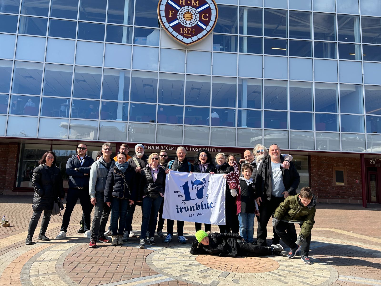 Iron Blue mit Fanclub-Fahne vor dem Stadion von Heart of Midlothian