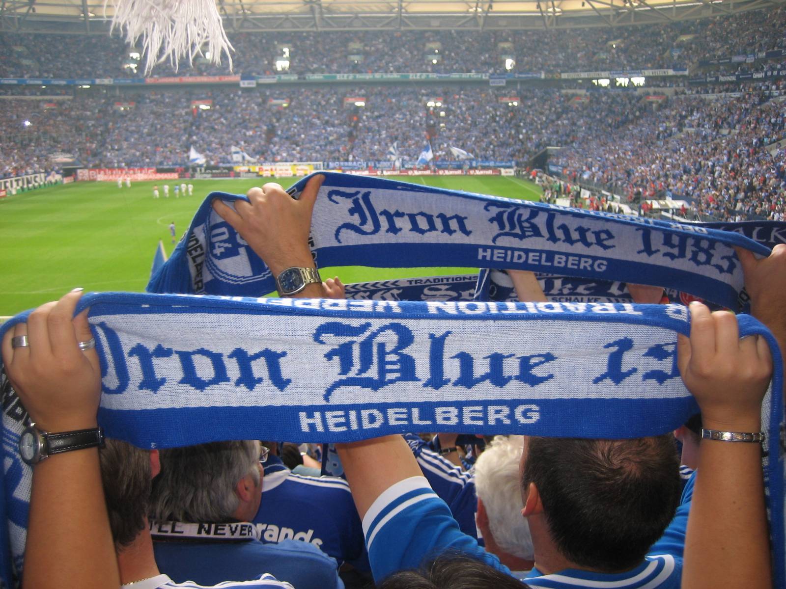 Königsblaue Fanclub-Schals von Iron Blue 1983 auf der Tribüne